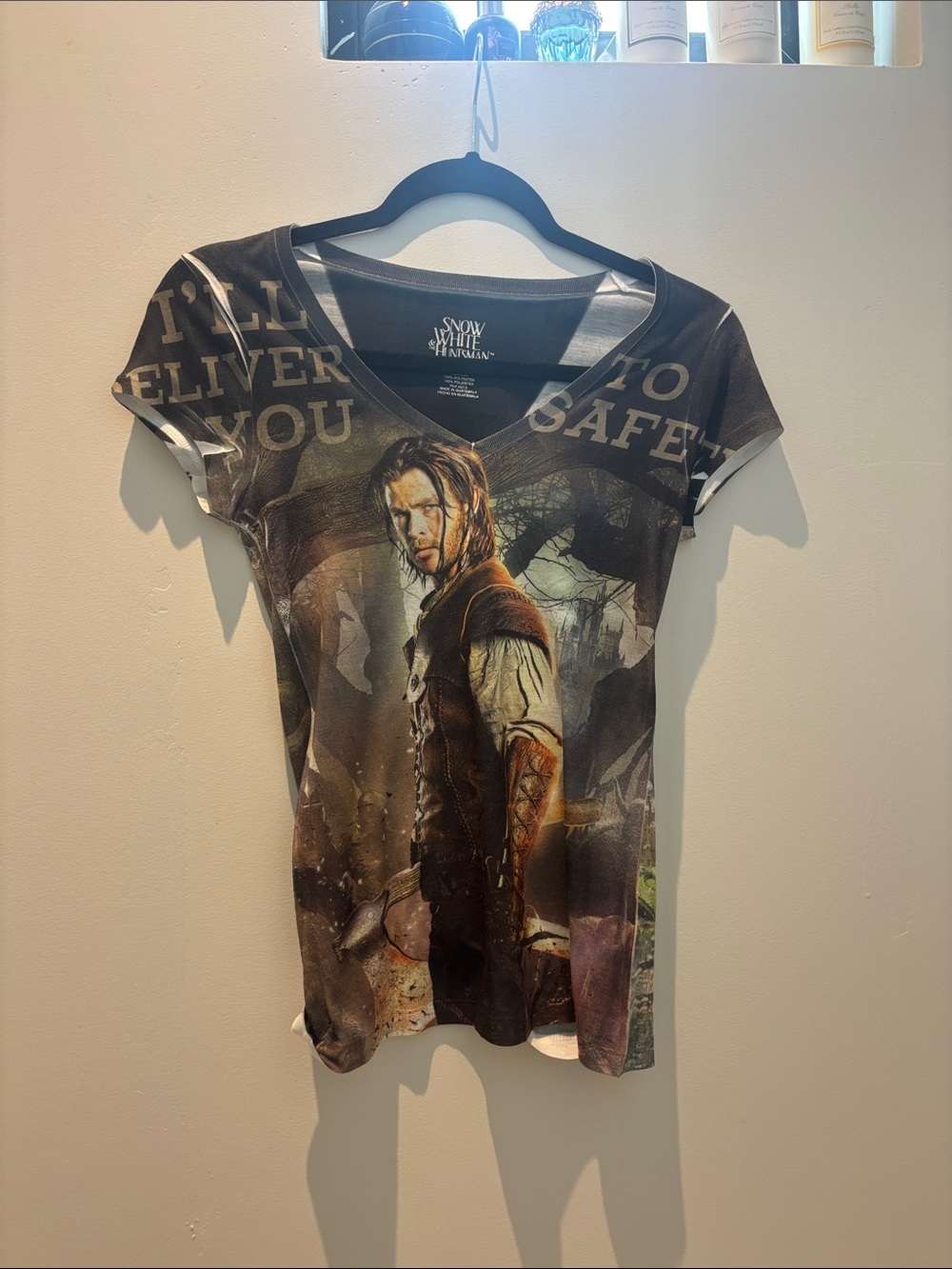 Snow white and the huntsman graphic tee V neck